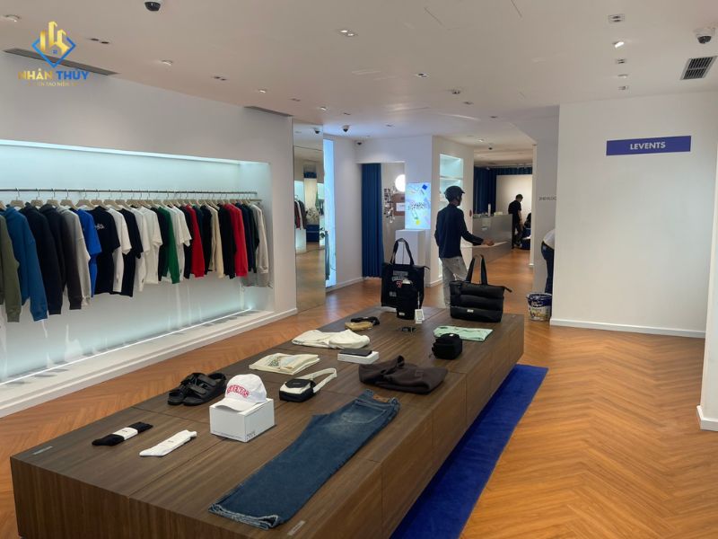 Khu trưng bày quần áo và màn hình tại showroom LEVENTS sau hoàn thiện