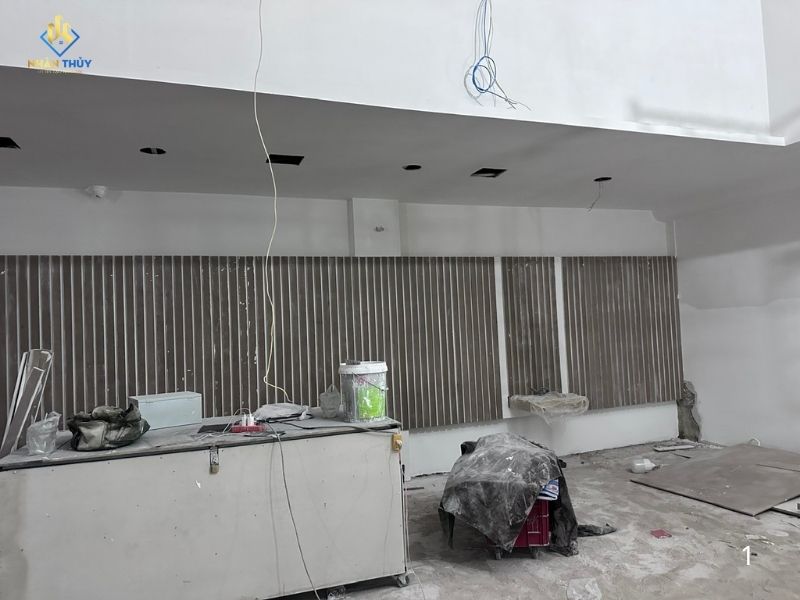 thi công vách nội thất bàn