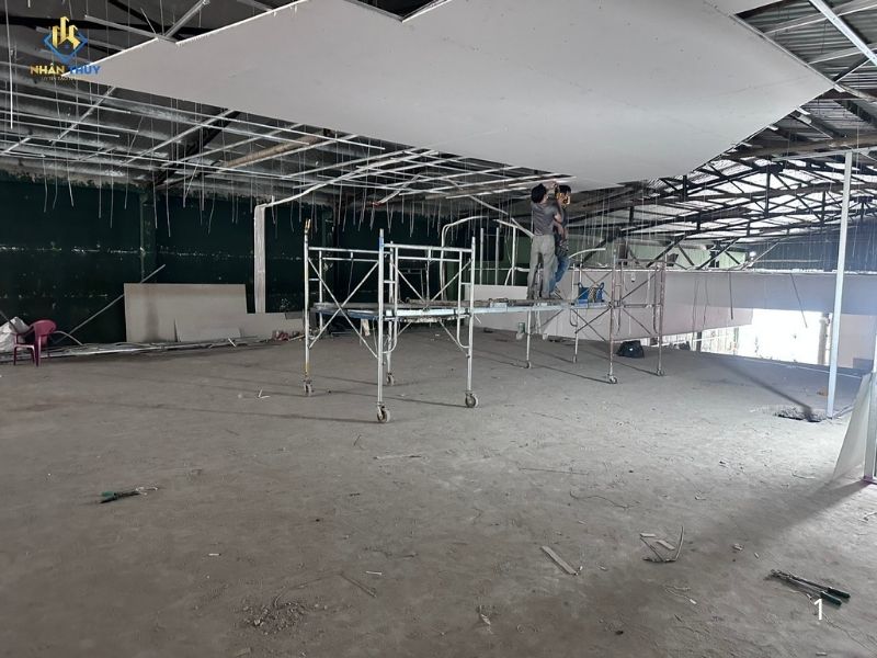 Thợ thi công đóng tấm trần thạch cao tại PBC Billiards